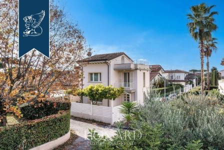 Вилла в Форте деи Марми, Италия (цена по запросу)