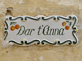 Табличка на доме в Мальте
