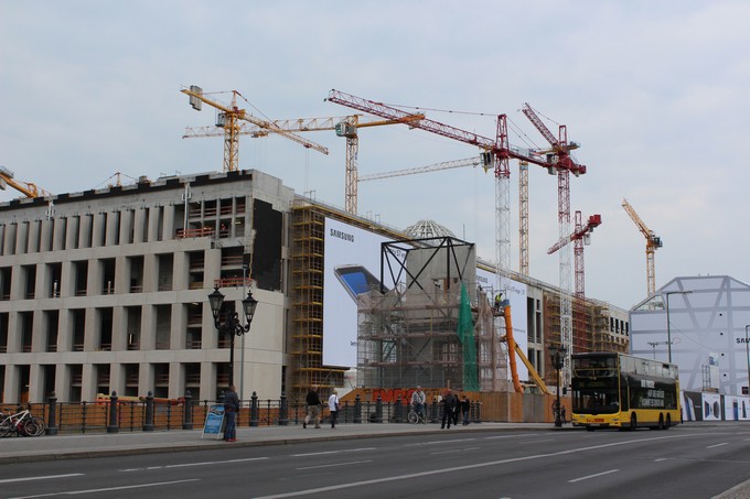 Берлин, строительные краны