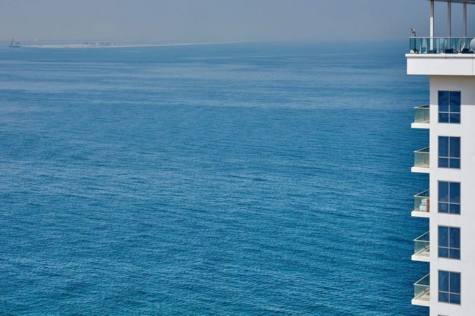 Вид на Персидский залив из апартаментов жилого комплекса Pacific