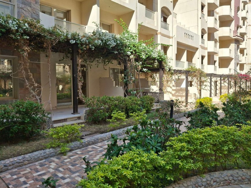 Зеленый двор в курортном ЖК в Хургаде