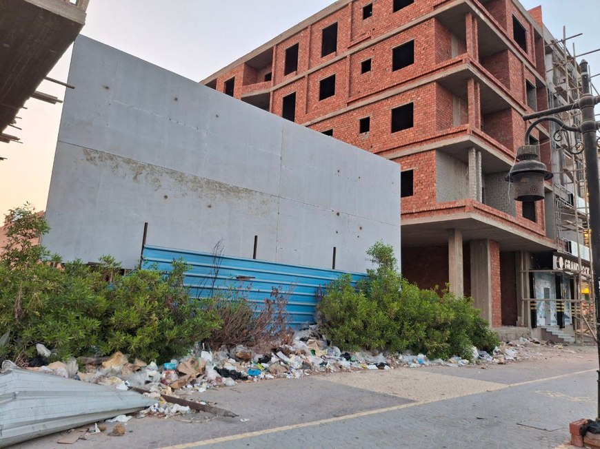 Мусор у строительной площадки в Египте